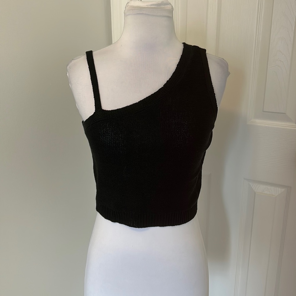 Olivaceous Black Thick Shoulder Crop